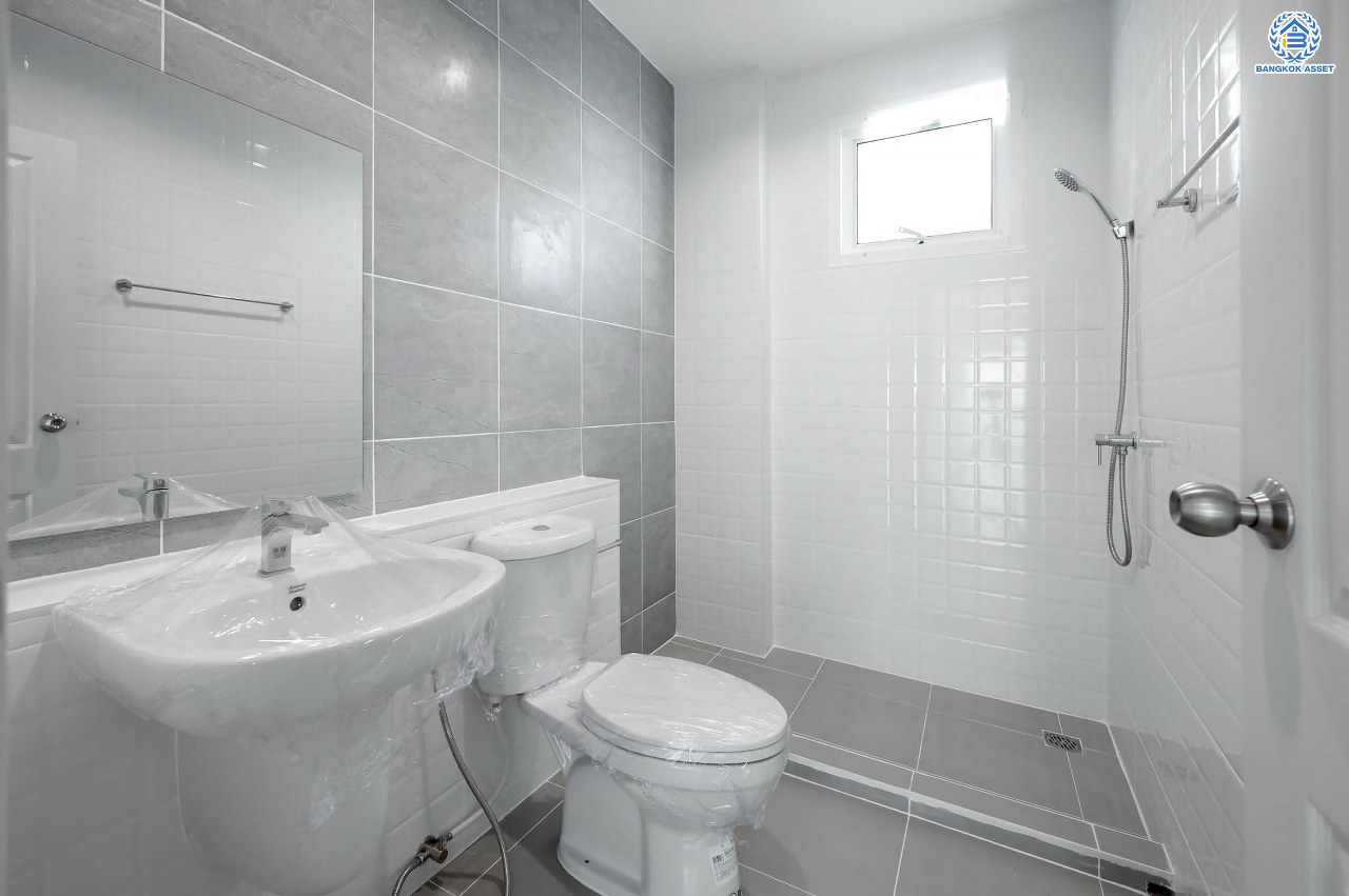 บ้านมือสองตกแต่งใหม่ โครงการ บ้านอาภา2 ปิ่นเกล้า-สวนผัก เนื้อที่ 57 ตร.ว. พื้นที่ใช้สอย 165.6 ตร.ม. ฟังก์ชัน 3 ห้องนอน 3 ห้องน้ำ จอดรถได้ 2 คัน บนทำเลเดินทางสะดวก เชื่อมต่อหลายเส้นทาง อาทิถนนกาญจนาภิเษก, ถนนนครอินทร์, ถนนราชพฤกษ์  ใกล้รถไฟฟ้าสายสีแดง "สถานีบางบำหรุ"